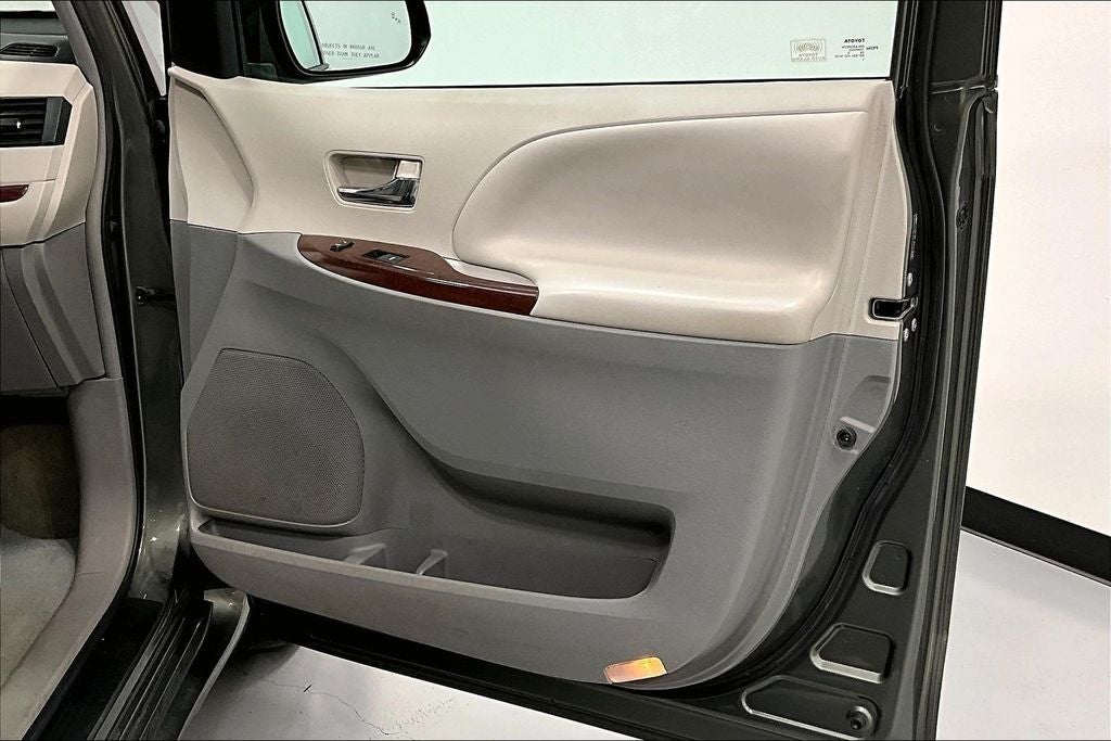 2013 Toyota Sienna XLE 8 Passenger