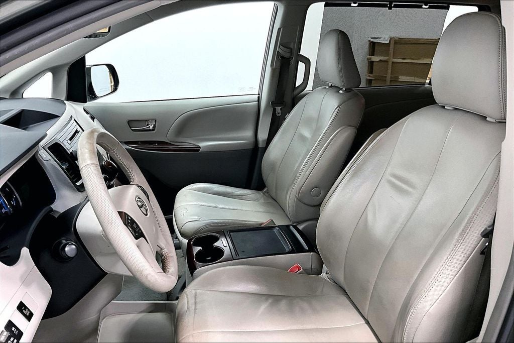 2013 Toyota Sienna XLE 8 Passenger