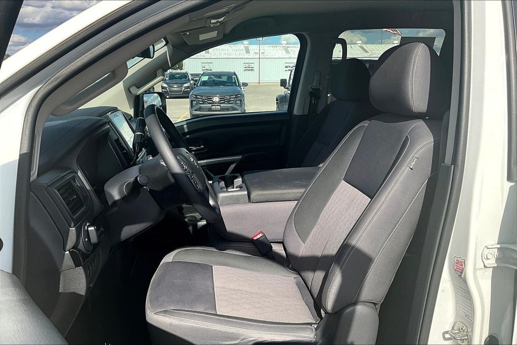 2023 Nissan Titan SV