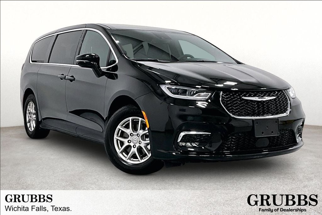 2026 Chrysler Pacifica Select's photo