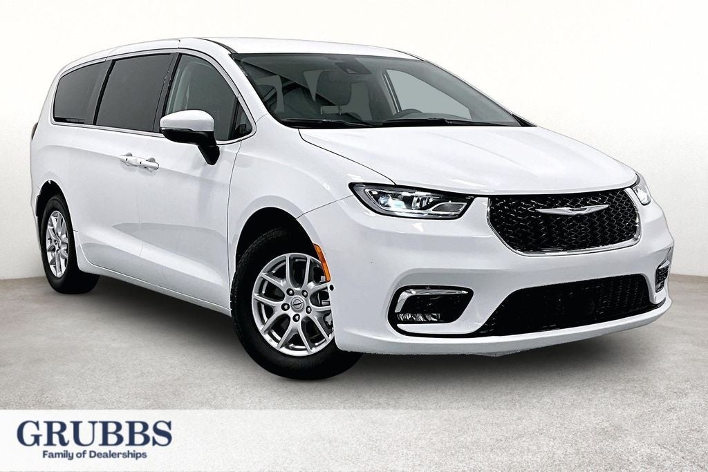 2023 Chrysler Pacifica Touring L's photo