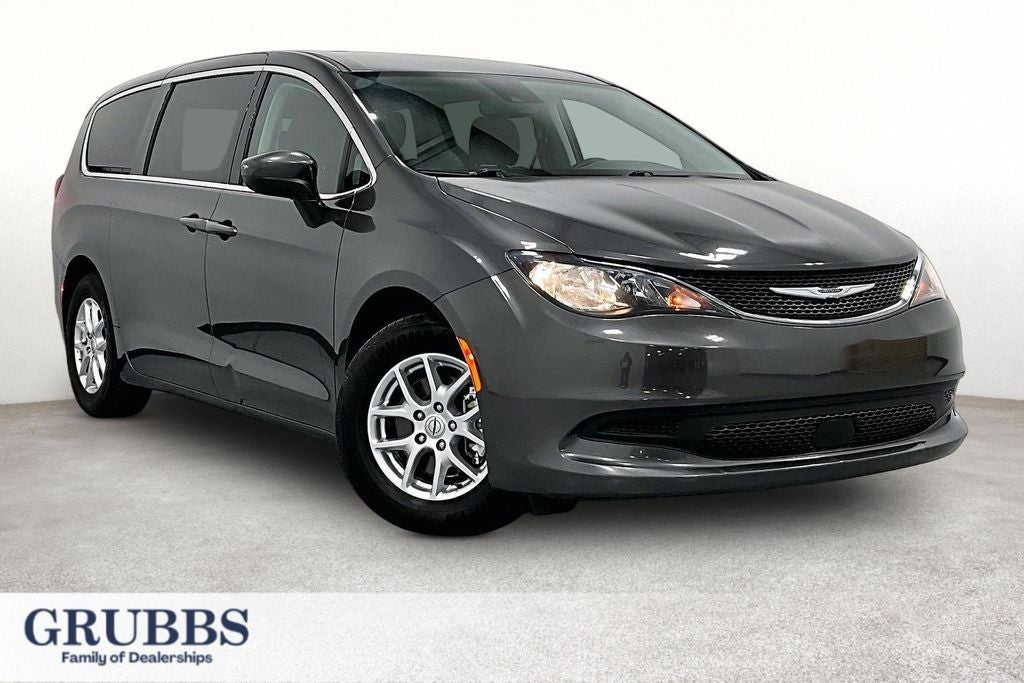 2021 Chrysler Voyager LX's photo
