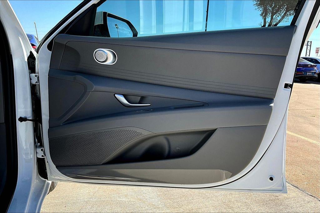 2025 Hyundai ELANTRA SE