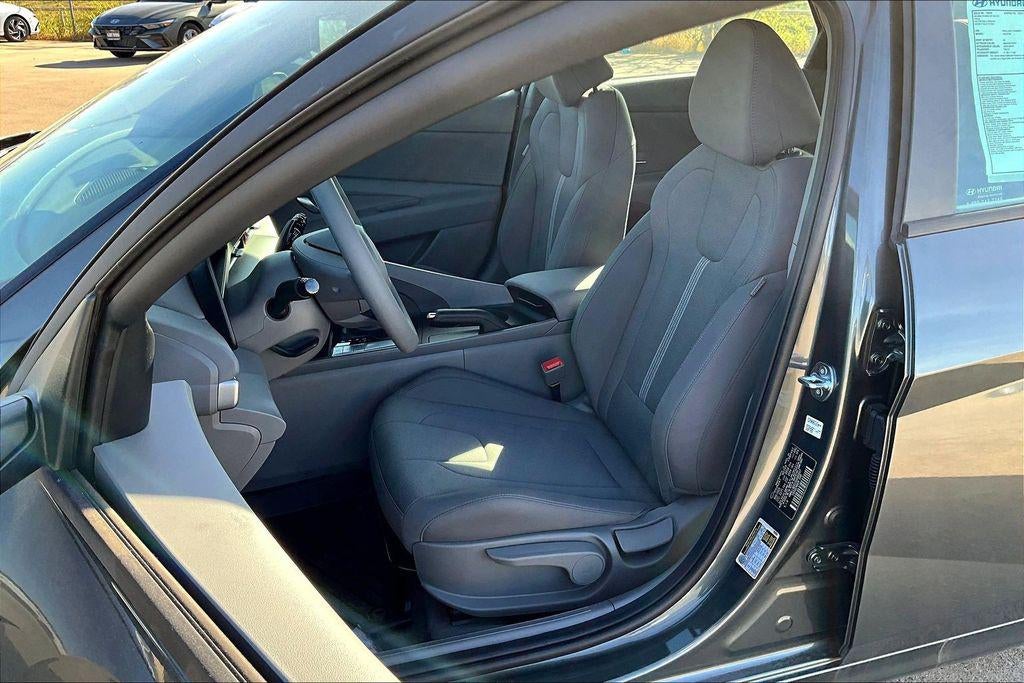 2025 Hyundai ELANTRA SE