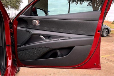 2025 Hyundai ELANTRA SE