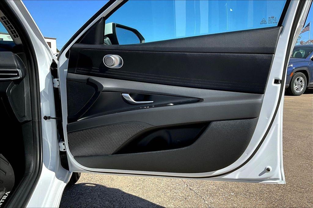 2025 Hyundai ELANTRA SE