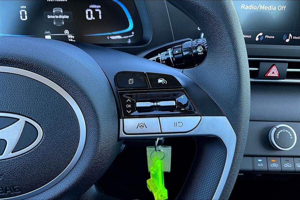 2025 Hyundai ELANTRA SE