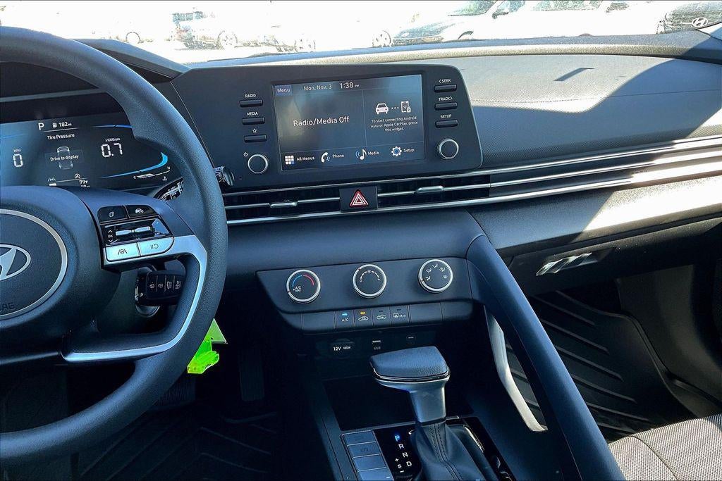 2025 Hyundai ELANTRA SE