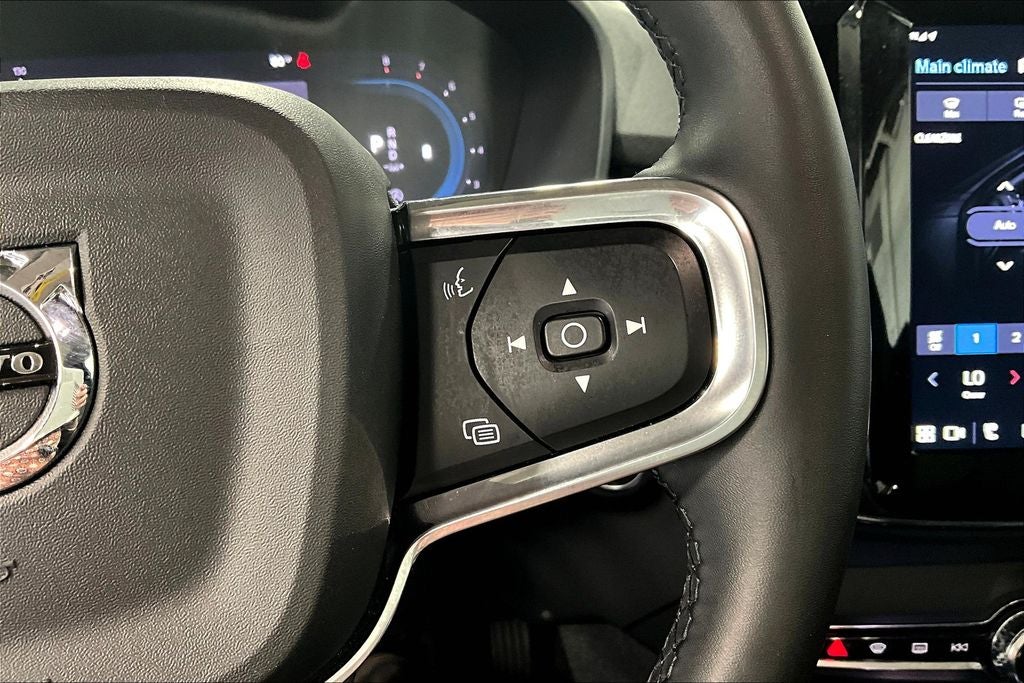 2024 Volvo XC40 B5 Plus Bright Theme